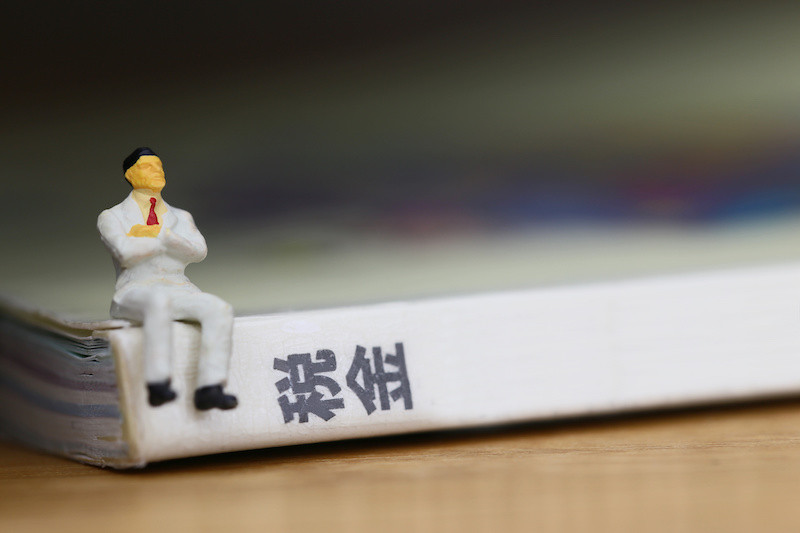 本の上に乗った人形