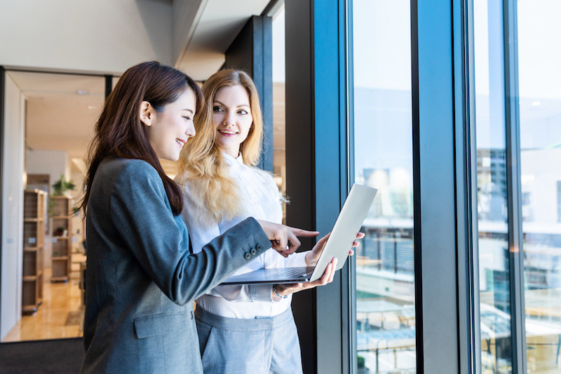 外国人と話している女性