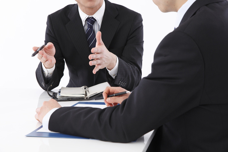 話合っている男性